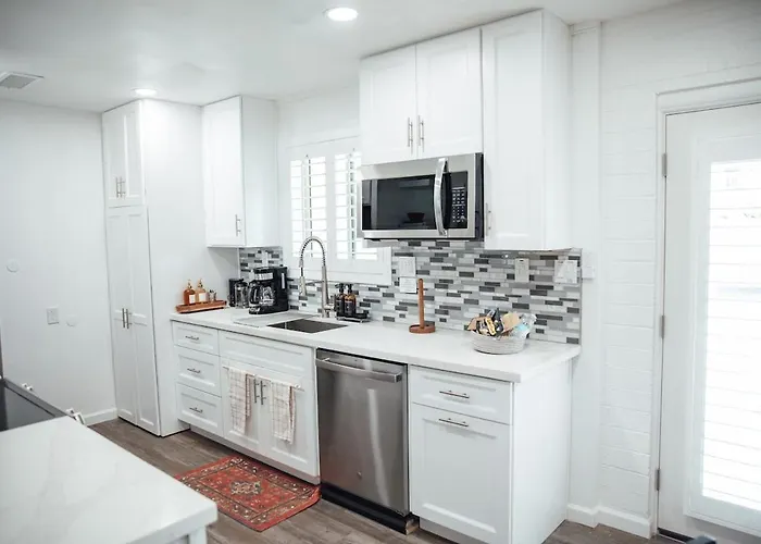 Old Town Comfort - Walkable - Renovated - Firepit Holiday home *
