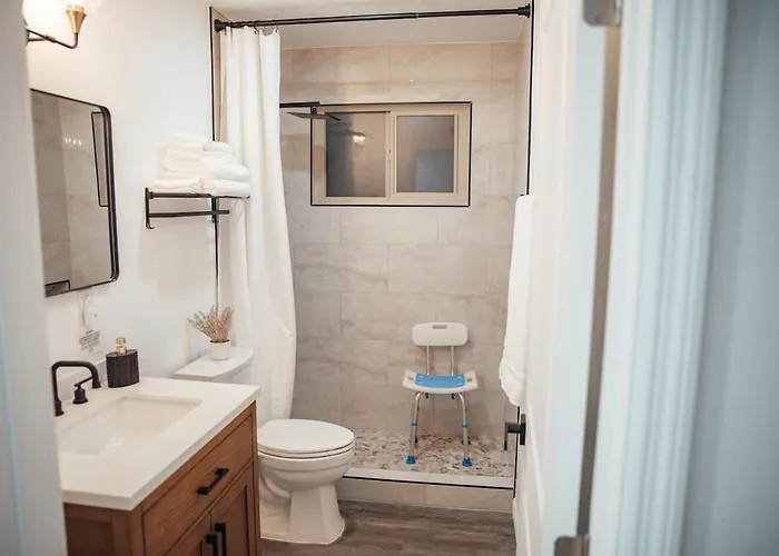 Old Town Comfort - Walkable - Renovated - Firepit Holiday home *